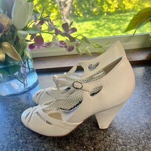 Vintage Vixen Vibes! Bettie Page White Heels - Size 9 - Pinup Perfection